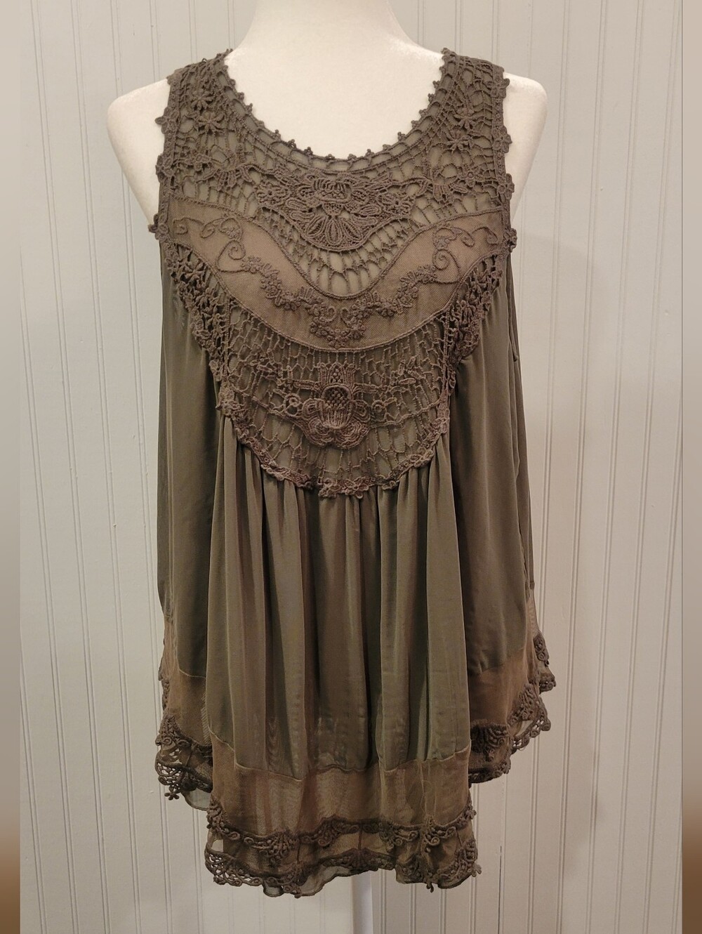 Lg gimmicks by BKE Olive Crochet Yoke Sleeveless Tank. Worn Once.